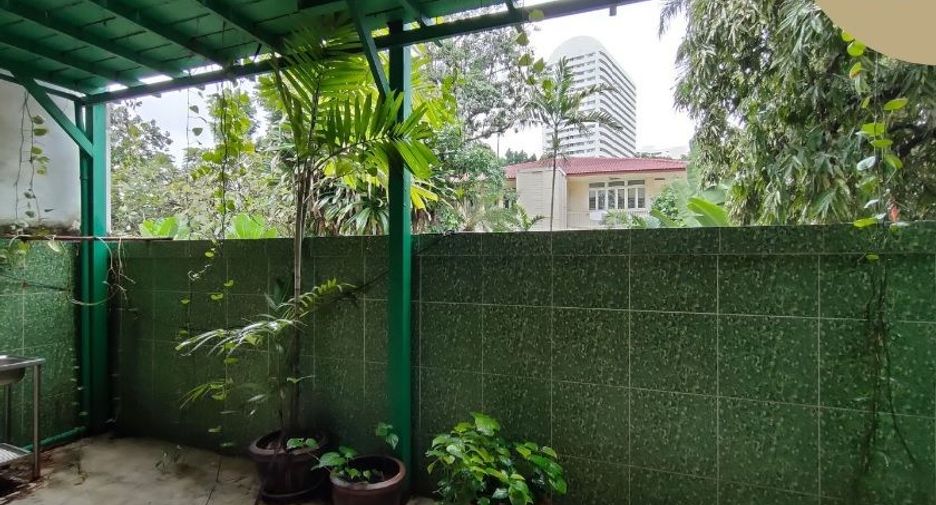 For sale 5 bed townhouse in Watthana, Bangkok