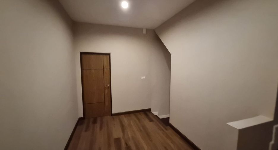 Аренда 3 спальни кондо в Пхра Кханонг, Бангкок