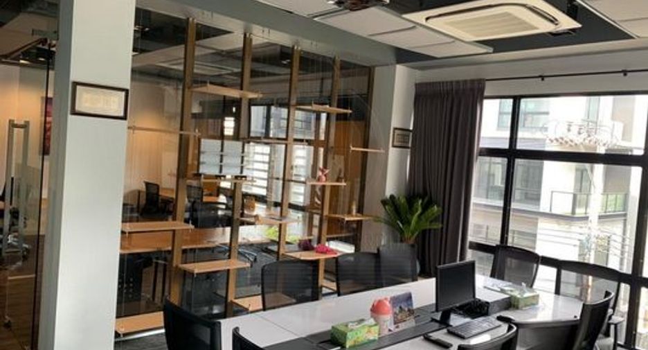 For sale 4 bedrooms house in Wang Thonglang, Bangkok