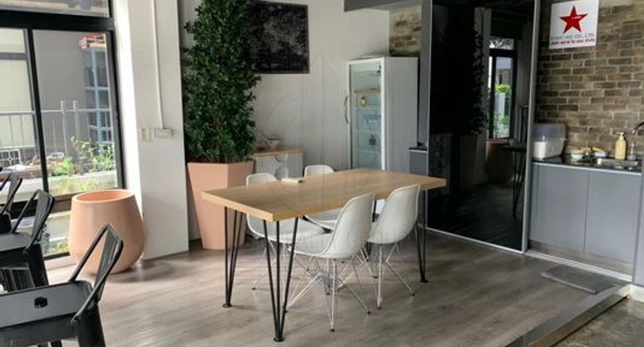 For sale 4 bedrooms house in Wang Thonglang, Bangkok