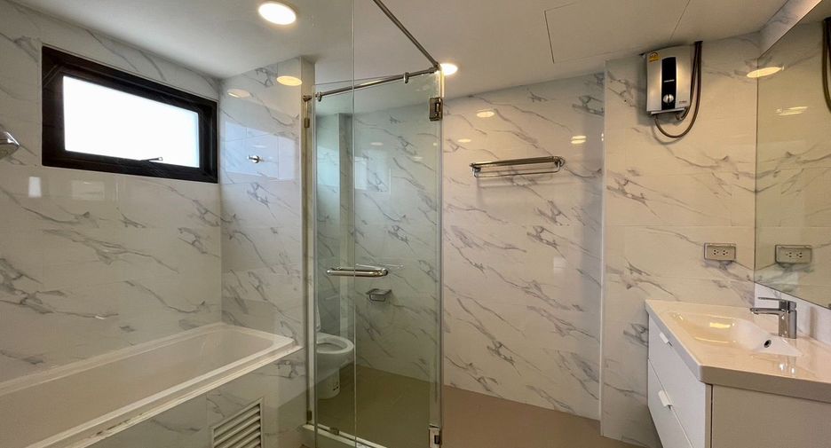 For rent 3 bedrooms apartment in Watthana, Bangkok