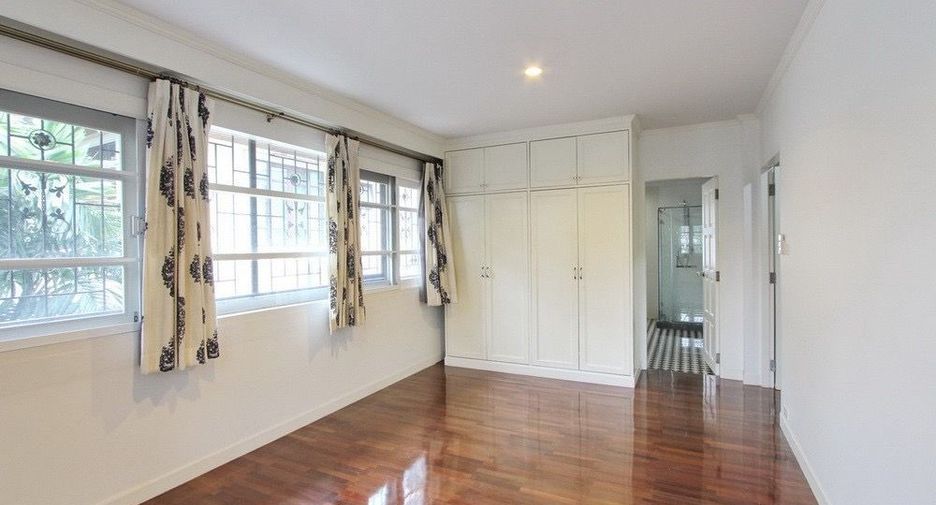 For rent 3 bedrooms house in Watthana, Bangkok