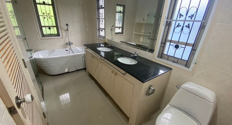 For rent 3 bedrooms house in Watthana, Bangkok