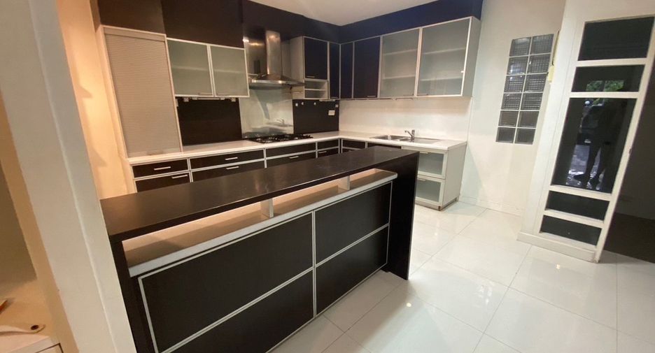 For rent 3 bedrooms house in Watthana, Bangkok