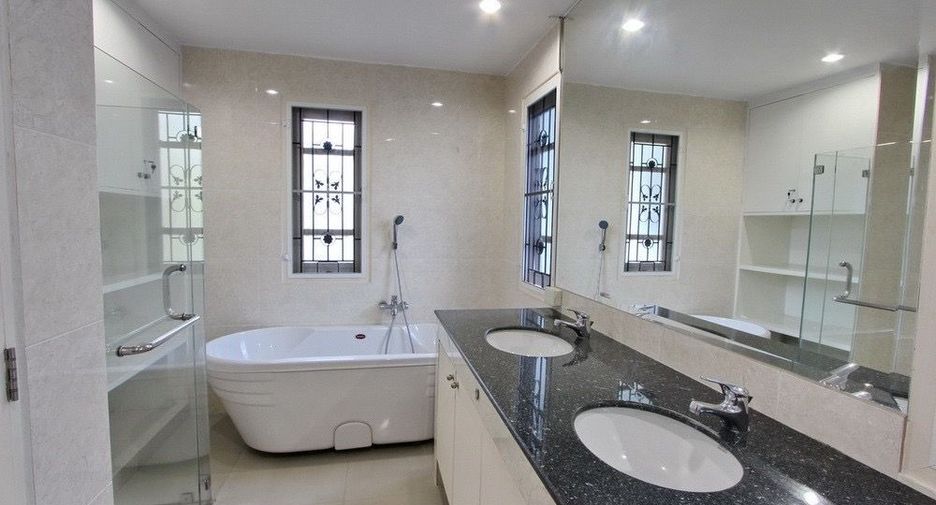 For rent 3 bedrooms house in Watthana, Bangkok