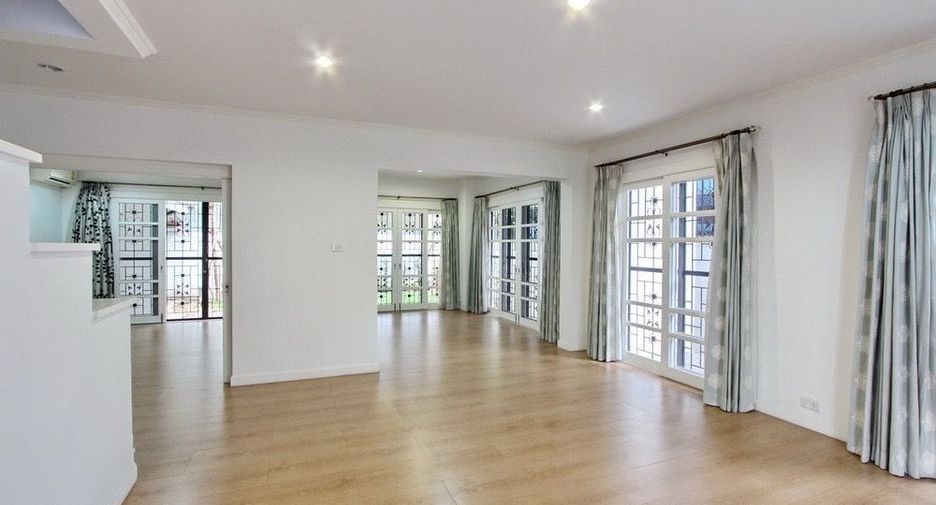 For rent 3 bedrooms house in Watthana, Bangkok