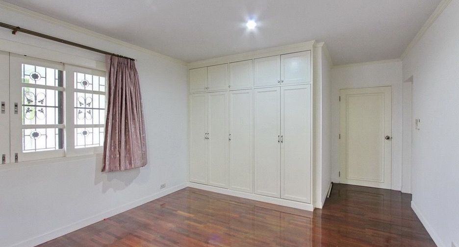 For rent 3 bedrooms house in Watthana, Bangkok
