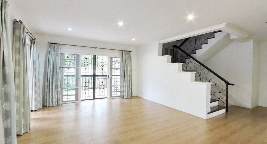 For rent 3 bedrooms house in Watthana, Bangkok