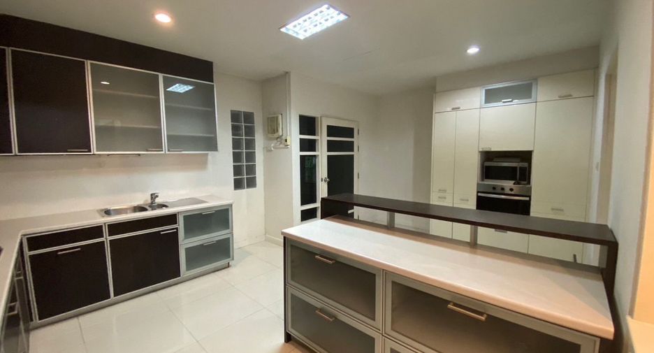 For rent 3 bedrooms house in Watthana, Bangkok