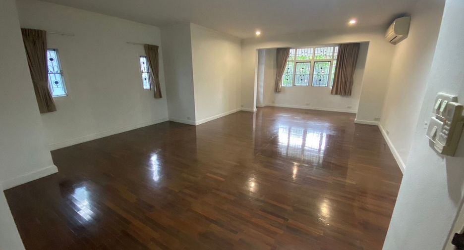 For rent 3 bedrooms house in Watthana, Bangkok