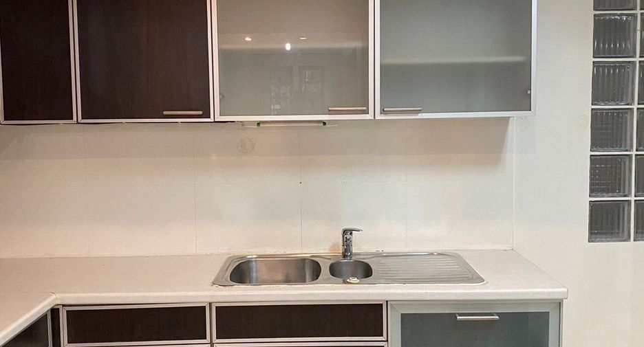 For rent 3 bedrooms house in Watthana, Bangkok