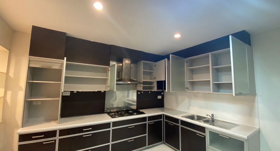 For rent 3 bedrooms house in Watthana, Bangkok