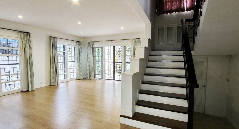 For rent 3 bedrooms house in Watthana, Bangkok