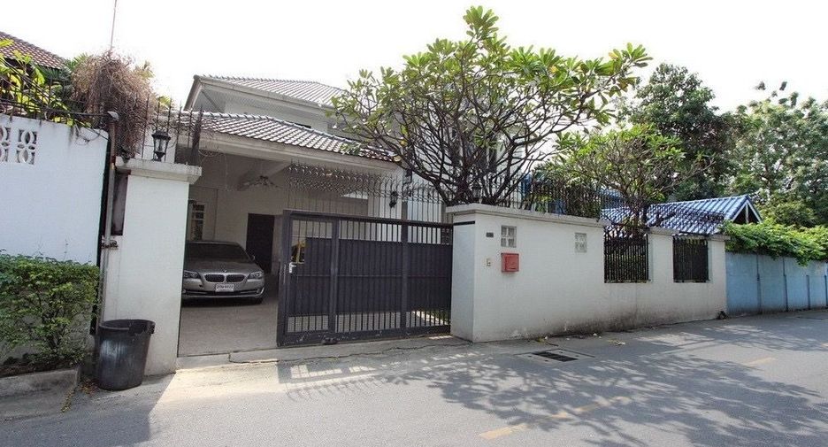 For rent 3 bedrooms house in Watthana, Bangkok