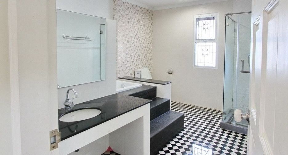 For rent 3 bedrooms house in Watthana, Bangkok