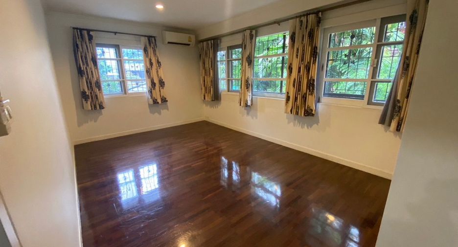 For rent 3 bedrooms house in Watthana, Bangkok