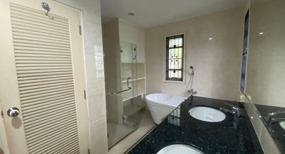 For rent 3 bedrooms house in Watthana, Bangkok