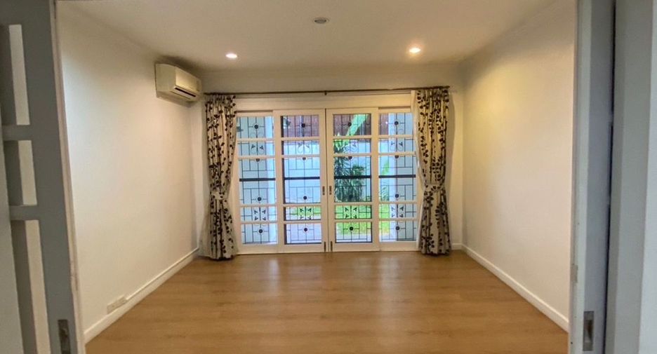 For rent 3 bedrooms house in Watthana, Bangkok