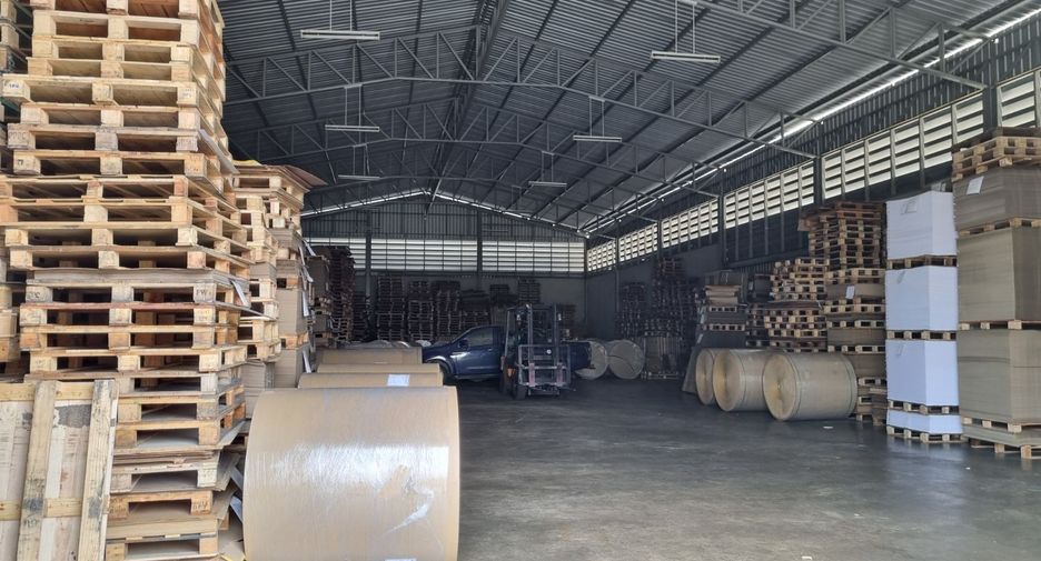 For sale 4 bed warehouse in Mueang Samut Prakan, Samut Prakan