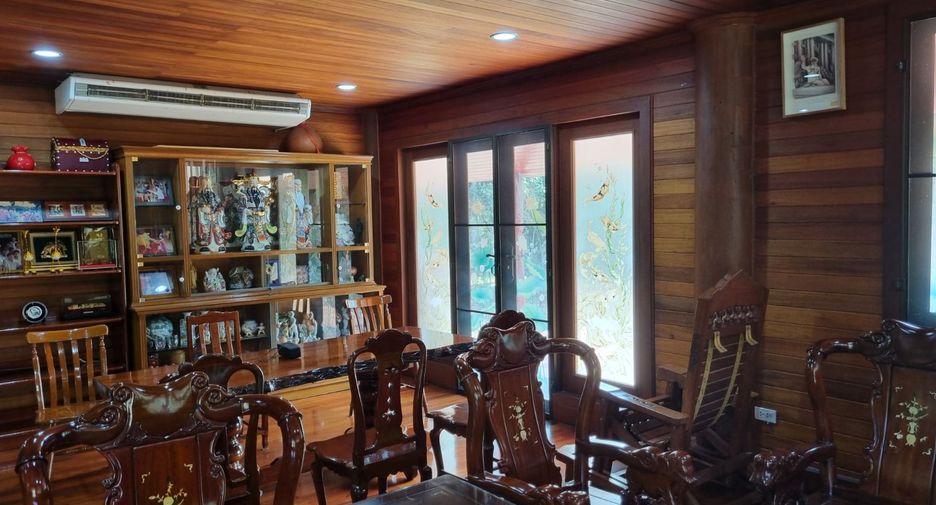 For sale 4 bed warehouse in Mueang Samut Prakan, Samut Prakan