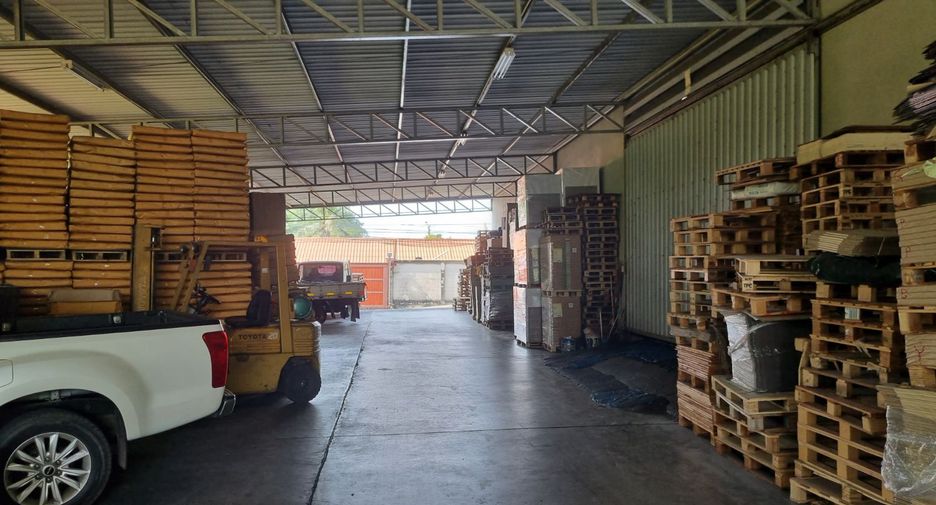 For sale 4 bed warehouse in Mueang Samut Prakan, Samut Prakan