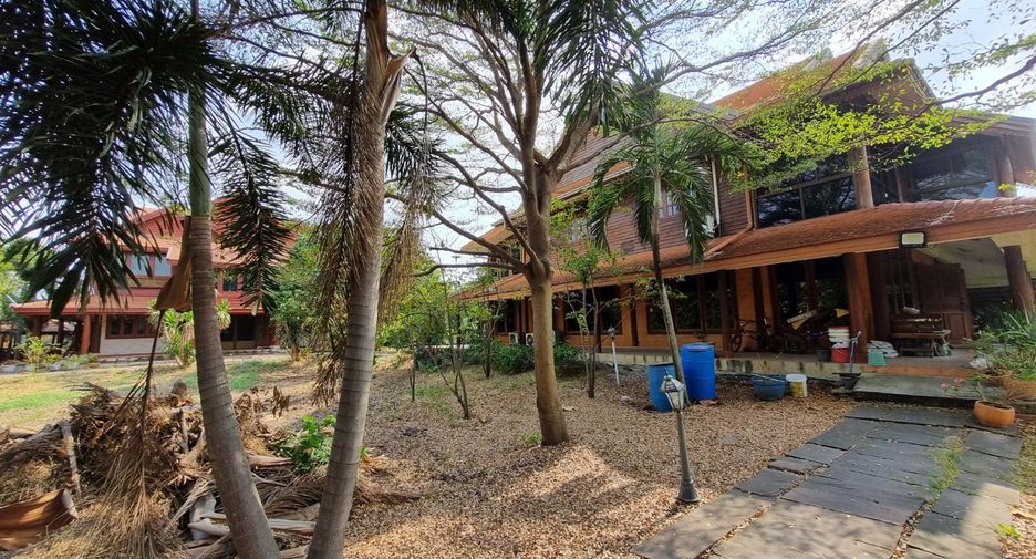 For sale 4 bed warehouse in Mueang Samut Prakan, Samut Prakan