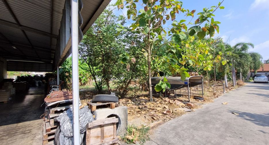 For sale 4 bed warehouse in Mueang Samut Prakan, Samut Prakan