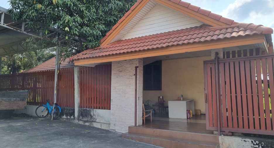For sale 4 bed warehouse in Mueang Samut Prakan, Samut Prakan