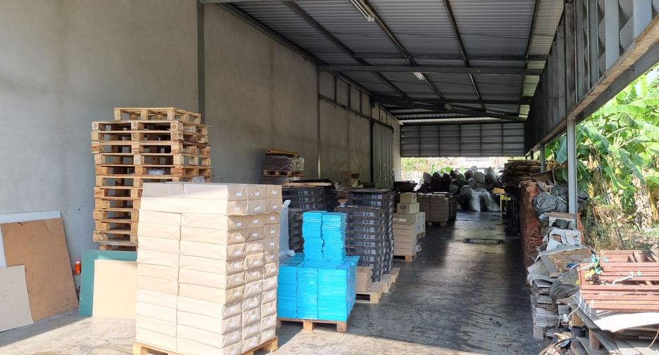 For sale 4 bed warehouse in Mueang Samut Prakan, Samut Prakan