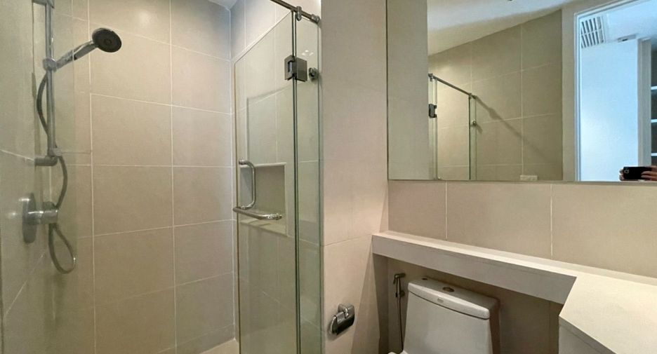 For rent 3 bedrooms condo in Pathum Wan, Bangkok