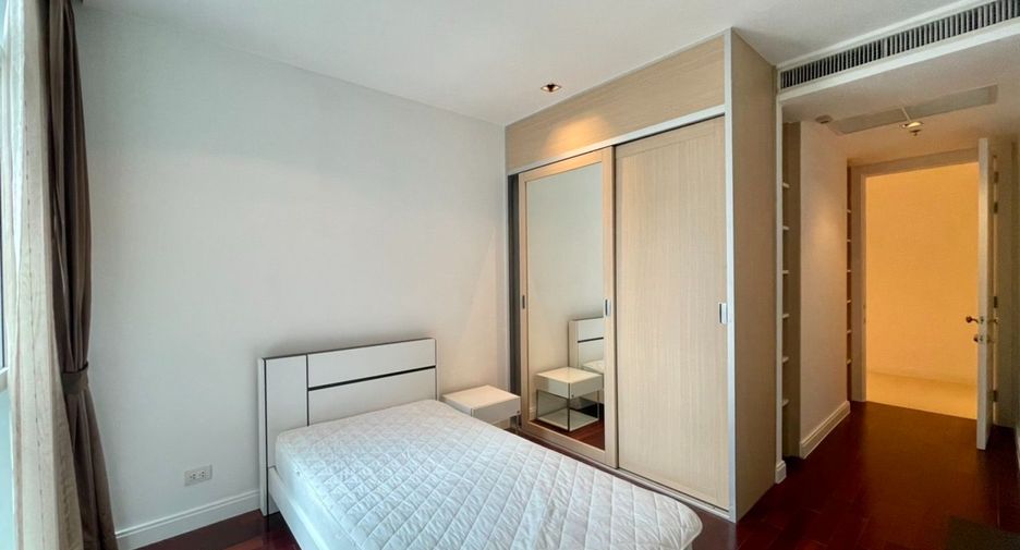 For rent 3 bedrooms condo in Pathum Wan, Bangkok