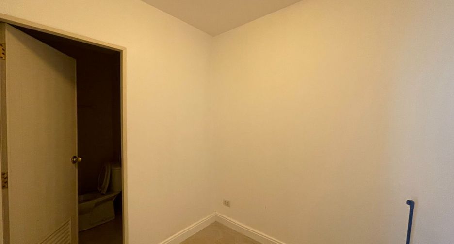 For rent 3 bedrooms condo in Pathum Wan, Bangkok
