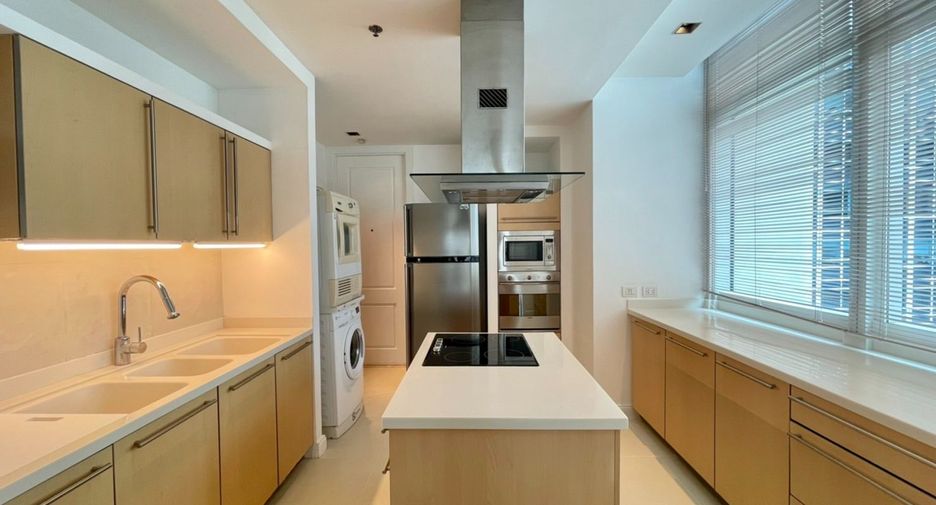For rent 3 bedrooms condo in Pathum Wan, Bangkok