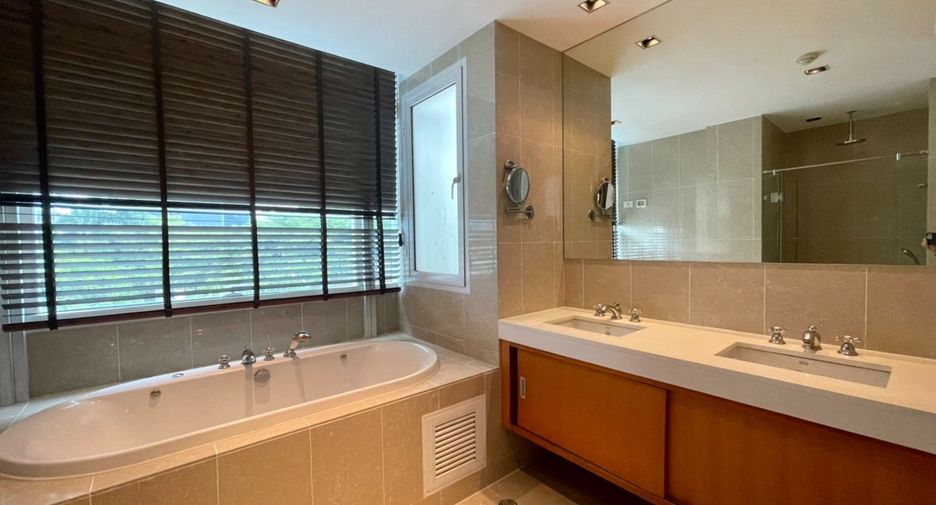 For rent 3 bedrooms condo in Pathum Wan, Bangkok