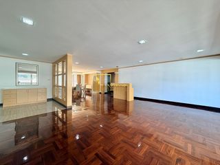 For rent 4 bedrooms apartment in Khlong Toei, Bangkok