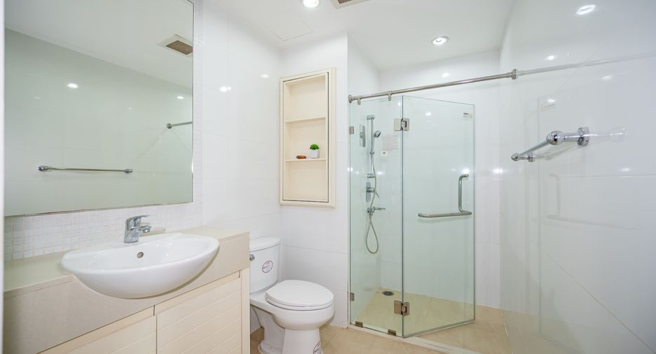 For sale 3 bedrooms condo in Khlong Toei, Bangkok