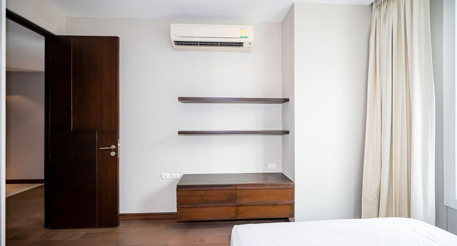 For sale 3 bedrooms condo in Khlong Toei, Bangkok