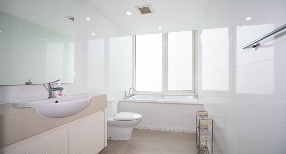 For sale 3 bedrooms condo in Khlong Toei, Bangkok