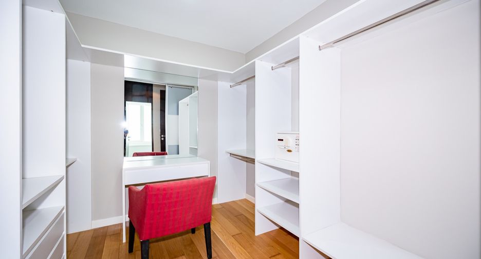 For sale 3 bedrooms condo in Khlong Toei, Bangkok