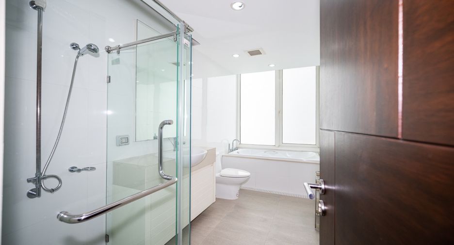 For sale 3 bedrooms condo in Khlong Toei, Bangkok
