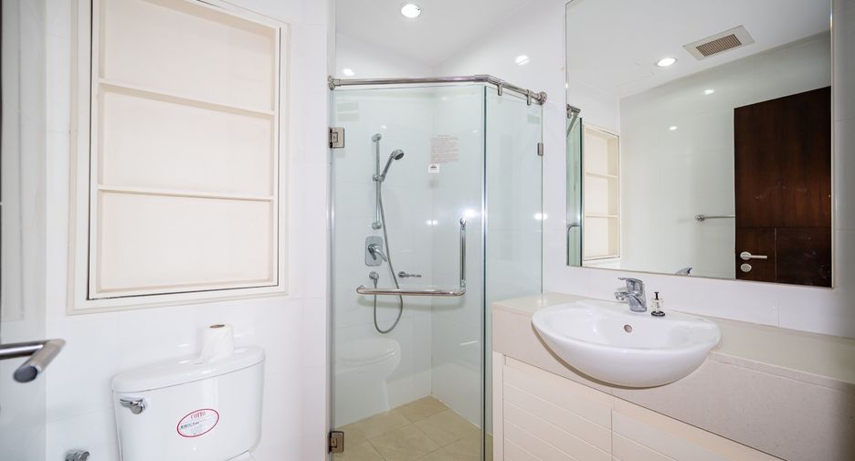 For sale 3 bedrooms condo in Khlong Toei, Bangkok
