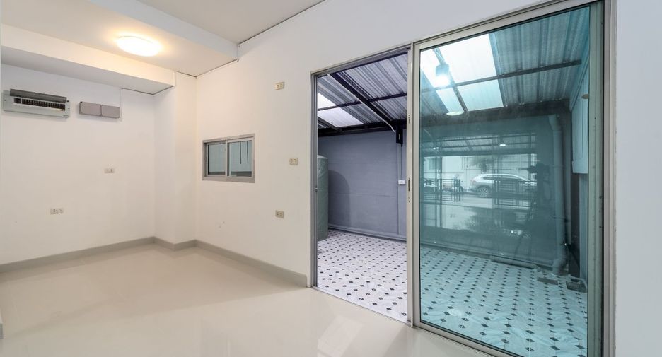 For sale 3 ベッドルーム townhouse in Thung Khru, Bangkok