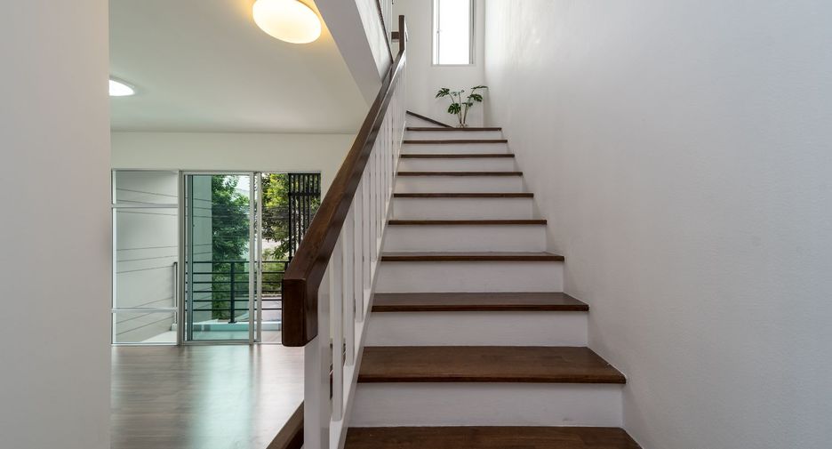 For sale 3 ベッドルーム townhouse in Thung Khru, Bangkok