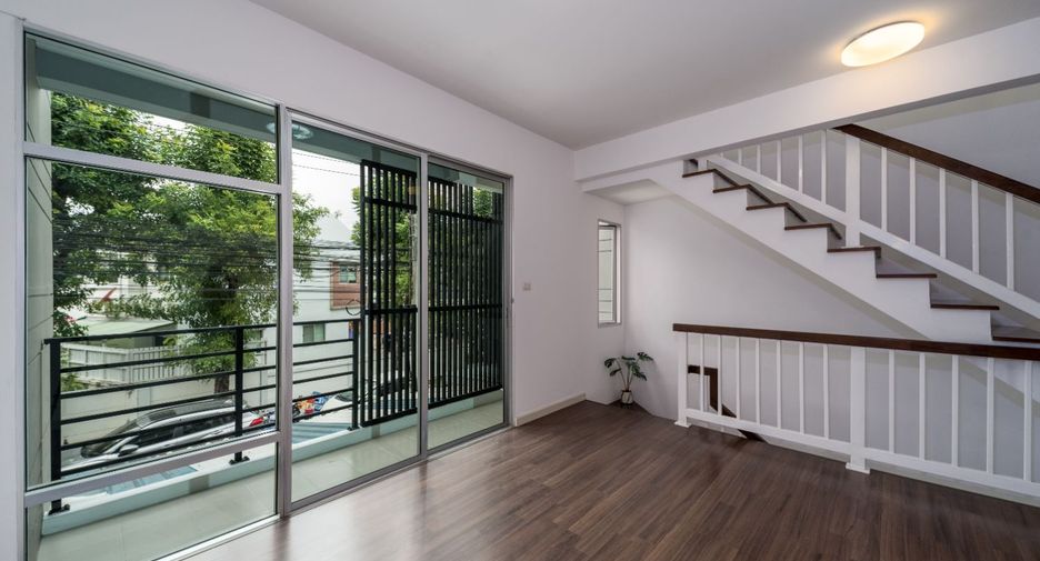 For sale 3 ベッドルーム townhouse in Thung Khru, Bangkok