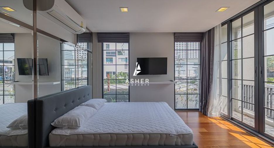 Casa en alquiler y en venta de 4 habitaciones en Watthana, Bangkok