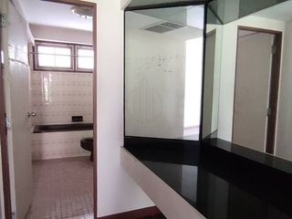 Casa adosada en alquiler y en venta de 5 habitaciones en Watthana, Bangkok