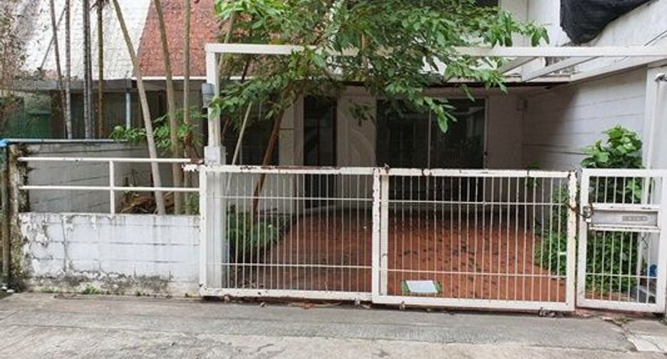À louer et à vendre 5 chambres maison de ville à Watthana, Bangkok