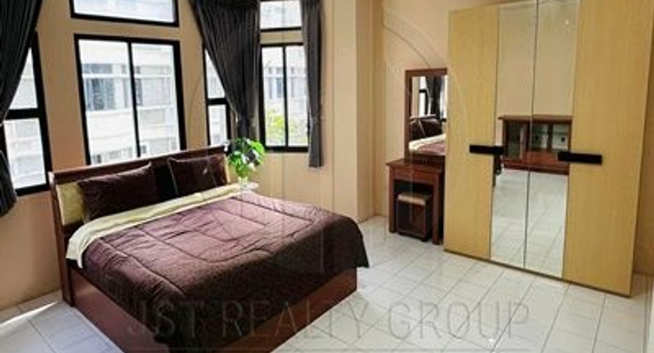 For rent 3 bedrooms townhouse in Watthana, Bangkok
