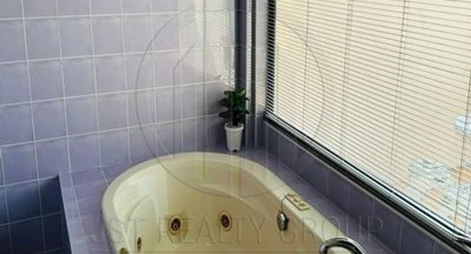 For rent 3 bedrooms townhouse in Watthana, Bangkok