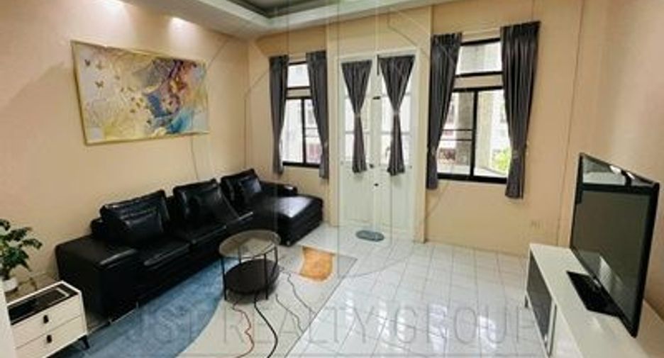 For rent 3 bedrooms townhouse in Watthana, Bangkok